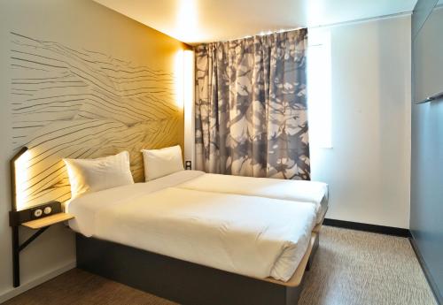 Ένα ή περισσότερα κρεβάτια σε δωμάτιο στο B&B HOTEL Dreux Nord