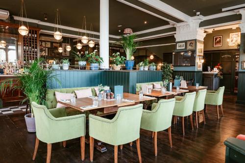 Restoran atau tempat lain untuk makan di Hand & Flower