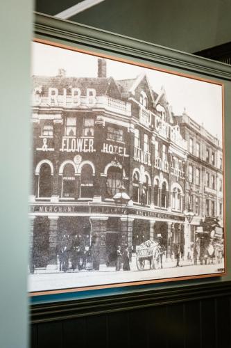 Gambar di galeri bagi Hand & Flower di London