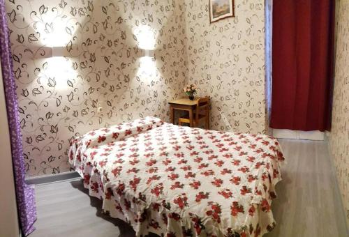 - une chambre dotée d'un lit avec une couverture rouge et blanche dans l'établissement hotel saint fracois xavier, à Lourdes