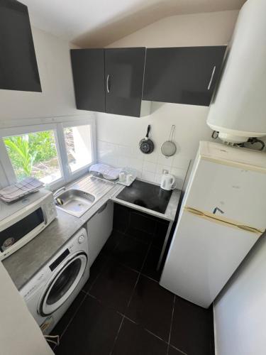 Il comprend une petite cuisine équipée d'un évier et d'un lave-vaisselle. dans l'établissement Renovated Gem 15 mins train to Paris, à Sarcelles