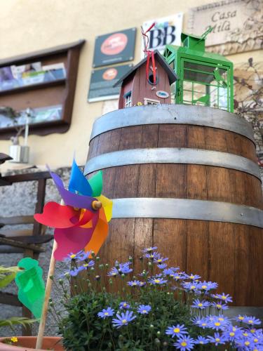 a wooden barrel with a bird house on top of it at B&B Casa Mila' in Pretoro