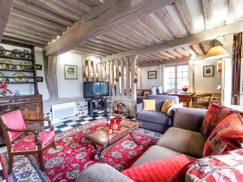 un salon avec un canapé et une table dans l'établissement La Closeraie - 10 min d'Honfleur-Deauville 7P, à Saint-Gatien-des-Bois