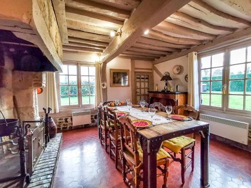 d'une salle à manger avec une table et quelques fenêtres. dans l'établissement La Closeraie - 10 min d'Honfleur-Deauville 7P, à Saint-Gatien-des-Bois