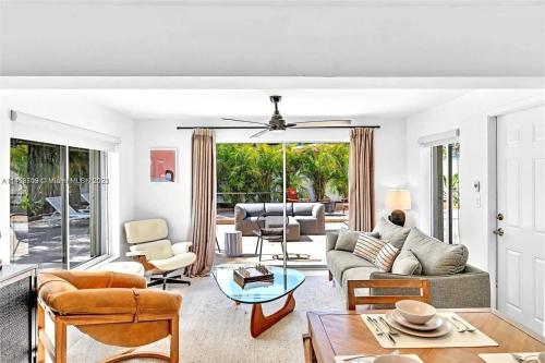 Χώρος καθιστικού στο Live a Comfortable Stay at this Charming House