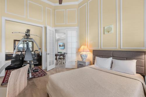 Un dormitorio con una cama y un comedor. en Luxury and Elegance! Stunning Riverfront view, Heated Pool - Bayview - Roelens, en Cabo Coral