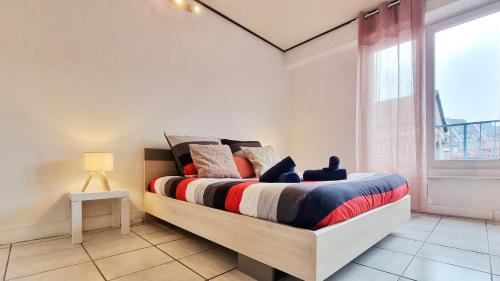 une chambre avec un lit dans une pièce avec une fenêtre dans l'établissement Le Cozy Urbain - Centre - RBNB, à Colmar