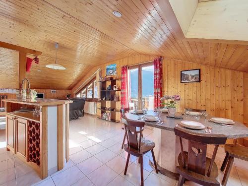 - une cuisine avec une grande île dans une chambre dans l'établissement APPARTEMENT DANS MAISON INDIVIDUELLE - WIFI - SAINT JEAN D'AULPS - 6/7 Personnes - MONT VERT COTEAU, à Saint-Jean-dʼAulps