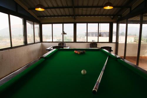 Mesa de billar en Royal Escape Lonavla - 4BHK Private Pool Villa