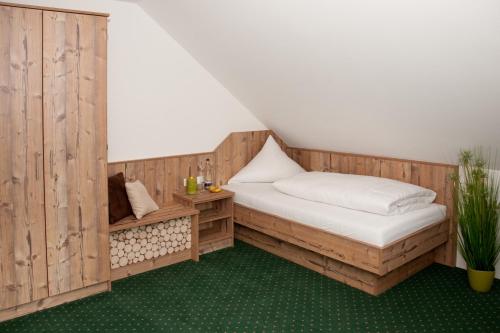Säng eller sängar i ett rum på Hotel Hutzenthaler