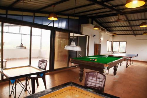 Mesa de billar en Royal Escape Lonavla - 4BHK Private Pool Villa