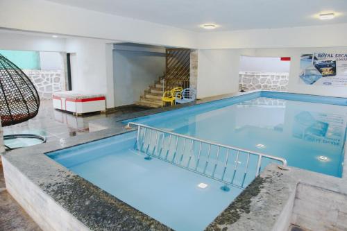 Piscina en o cerca de Royal Escape Lonavla - 4BHK Private Pool Villa