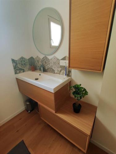 une salle de bain avec un lavabo blanc et un miroir dans l'établissement Villa Carline, à Balaruc-les-Bains