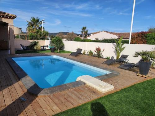 une piscine dans la cour d'une maison dans l'établissement Villa Carline, à Balaruc-les-Bains