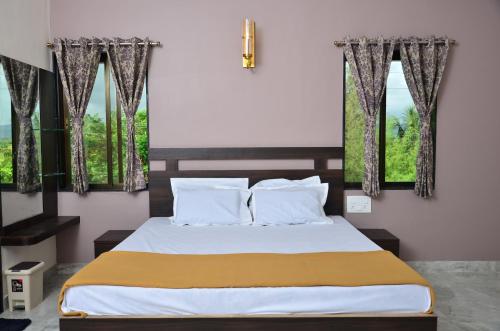 Cama o camas de una habitación en Royal Escape Lonavla - 4BHK Private Pool Villa