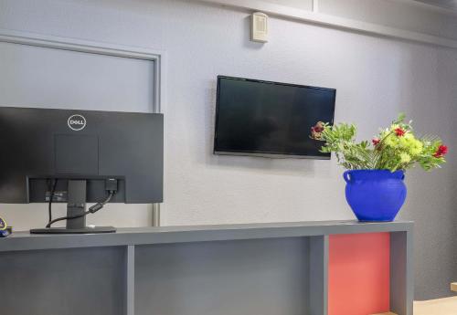 Телевизор и/или развлекательный центр в B&B HOTEL Toulon Ollioules