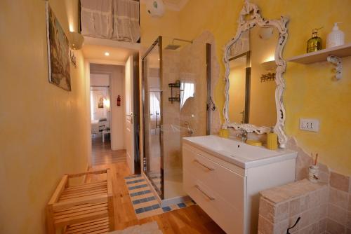 a bathroom with a sink and a shower with a mirror at "Casa Verde Salvia" 2 Camere,6PAX,Wi-fi-Clima,5 min Station,Colazione,Late-check in in Rome