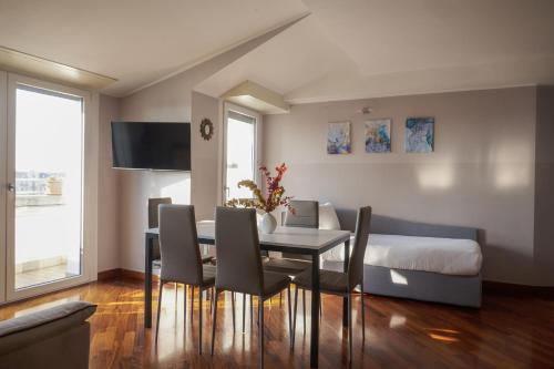 a dining room with a table and chairs and a bed at Milan Retreats in Milan