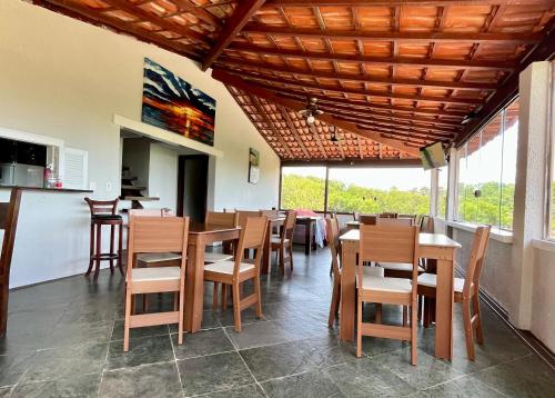ブジオスにあるPousada Nomades Buziosの木製のテーブルと椅子のあるダイニングルーム