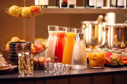 une table recouverte de verres de jus et de fruits dans l'établissement Hotel Odeon Saint-Germain, à Paris