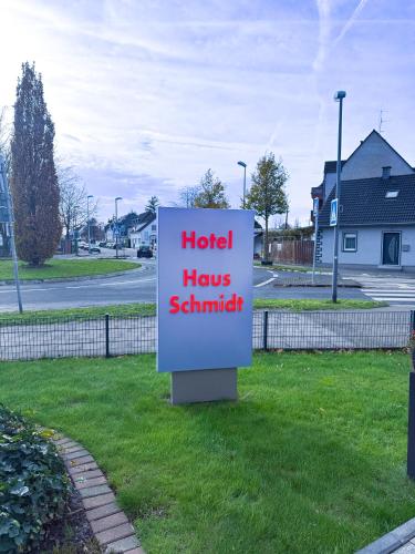 a sign for a hotel has seattle on the grass at Hotel Schmidt garni in Essen