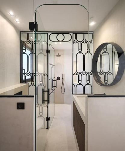 une salle de bain avec douche et miroir dans l'établissement Cannes superbe villa rénové, au Cannet
