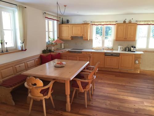 eine Küche mit einem Holztisch und einigen Stühlen in der Unterkunft Ferienhaus Borth in Altaussee