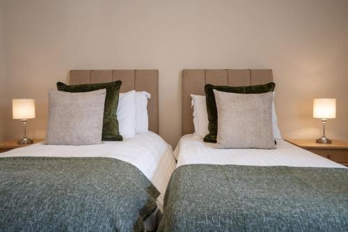 HassopにあるMonsal Trail Apartment B, Bakewellの部屋に並んで置かれた2つのベッド