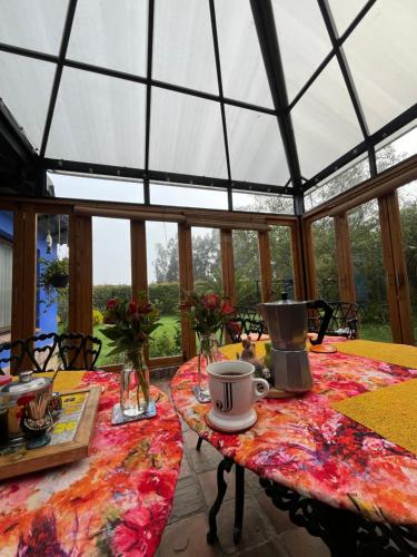 a room with a table and a glass roof at La Estancia de la Pradera Cabana Fiba in Nobsa