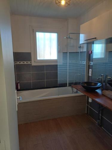 łazienka z wanną i umywalką w obiekcie Maison de vacances au cœur de la Cerdagne w mieście Angoustrine