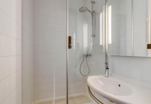 Koupelna v ubytování B&B HOTEL Montluçon Saint-Victor