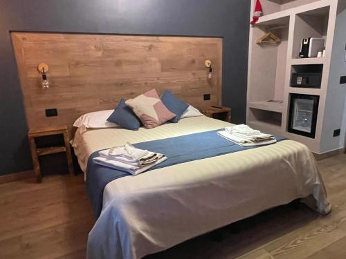 Una cama o camas en una habitación de Room4You