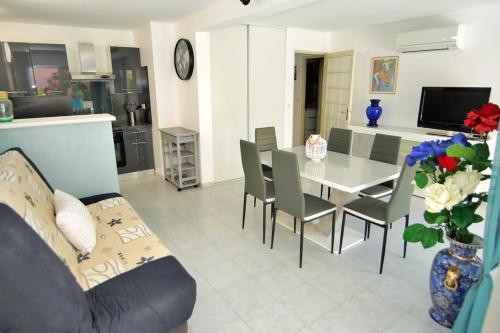 Modern apartment with terrace and beach 5 min away