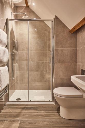 ein Badezimmer mit Dusche, Toilette und Waschbecken in der Unterkunft The Samaloco in Matfen