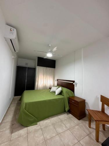 Ένα ή περισσότερα κρεβάτια σε δωμάτιο στο Duplex enfrente al hospital Masvernat con estacionamiento