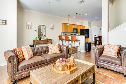 Dapur atau dapur kecil di 2 Mi to Texas AandM Unit with Pool and Hot Tub Access