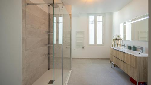 une salle de bain avec une douche en verre et un lavabo dans l'établissement L'Atelier Lumière - Hypercentre - 3 pers, à Troyes