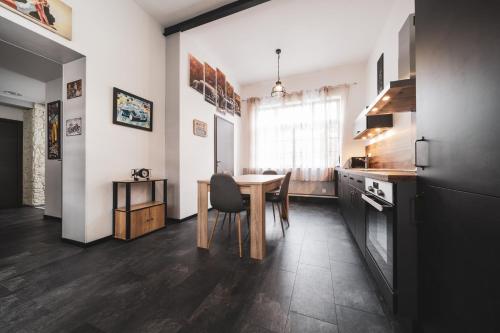 une cuisine avec une table et une salle à manger dans l'établissement Loft moderne en Alsace! Proche Europa Park, à Hilsenheim