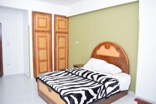 Ένα ή περισσότερα κρεβάτια σε δωμάτιο στο El Hady luxury apartment with swimming pool