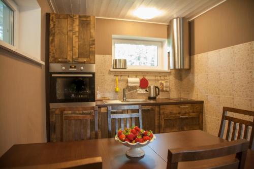 Kuchyň nebo kuchyňský kout v ubytování Vanaõue Holiday Home