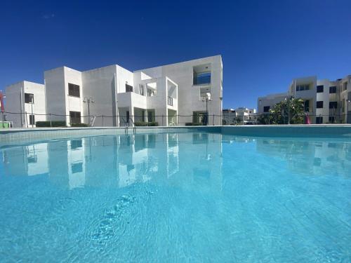 une grande piscine devant un immeuble dans l'établissement San Rocco residence two bed apartments San Rocco 5B2 2, à Isca sullo Ionio