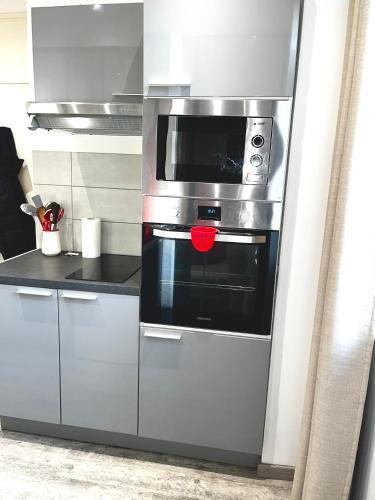 La cuisine est équipée d'un four en acier inoxydable et d'un four micro-ondes. dans l'établissement Studio tout équipé avec chambre indépendante, à Aix-les-Bains