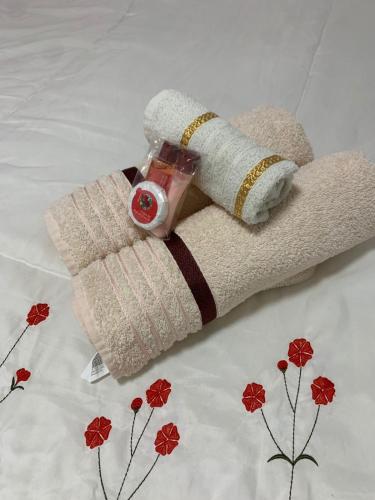 a towel with a clock on it on a bed at Mar Azul A&K - Sol e Mar in Penha