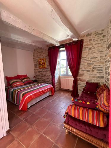 une chambre avec deux lits et une fenêtre dans l'établissement Authentique maison du Quercy, à Varaire