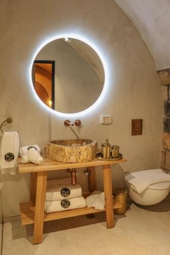 a bathroom with a sink and a mirror at פינה בראש מלונאות ותיירות in Rosh Pinna