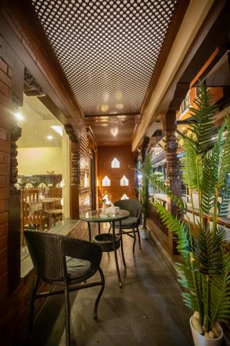 カトマンズにあるCapital Boutique Hotelの植物のあるレストラン