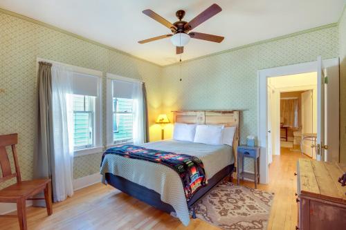 Katil atau katil-katil dalam bilik di Downtown Red Lodge Home - 8 Mi to Skiing!
