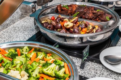 Makanan di atau berdekatan hotel