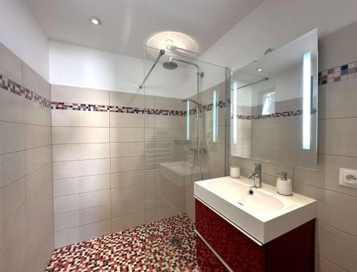 une salle de bain avec un lavabo et un miroir dans l'établissement La Vigie, villa pour 8 personnes avec piscine chauffée et vue mer à La Londe-Les-Maures, à La Londe-les-Maures