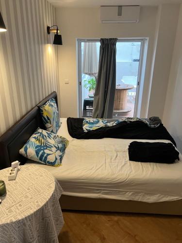 Ένα ή περισσότερα κρεβάτια σε δωμάτιο στο Apartamento para férias 2 minutos da praia Costa da Caparica